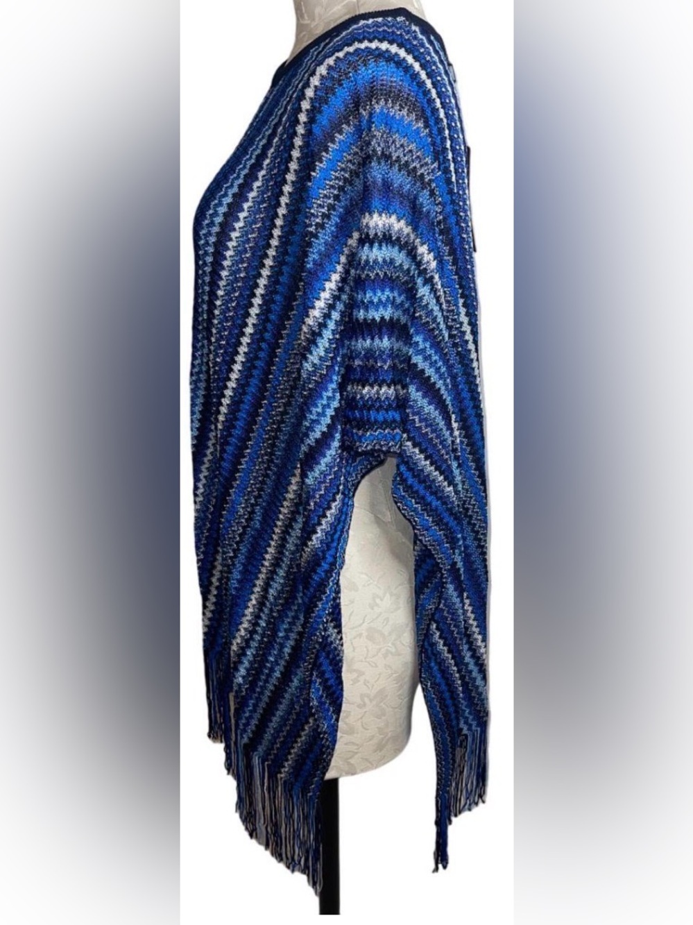 Missoni EUC Chevron Poncho. OSFM
Blue/Black/White Pattern. Made in Italy - Picture 2 of 6